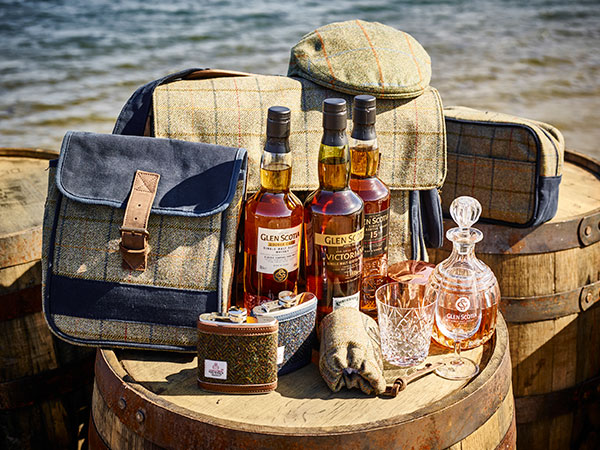 Whisky là một trong các dòng rượu mạnh có màu sắc đặc trưng là nâu hổ phách đậm