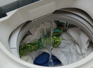 8 nguyên nhân máy giặt Samsung bị rung lắc mạnh khi vắt Có vật lạ trong lồng giặt