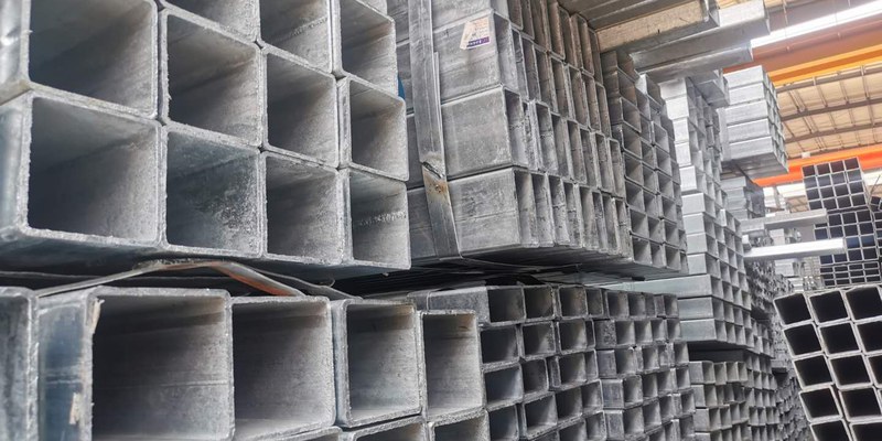 Bó thép hộp mạ kẽm với bề mặt sáng màu bạc và lớp kẽm phủ kín cả trong lẫn ngoài thành ống